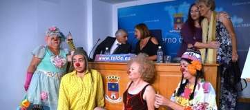 Un grupo de payasos interrumpió el final de la presentación de la rueda de prensa (Foto TA)