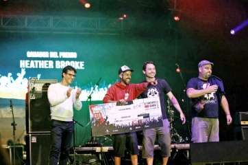 El grupo teldense recibe el premio en el concurso (Foto TA)