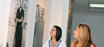 Las concejalas socialistas Saraiba Leal y Soledad Hernández observan dos de los cuadros expuestos (Foto Antonio Alí)