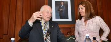 Francisco Henríquez, esta mañana junto a la alcaldesa Carmen Hernández (Foto TA)