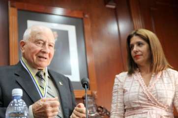 Francisco Henríquez, durante la entrega de la medalla (Foto Jesús Ruiz)