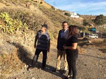 Miguel Ángel Clavijo realizó una visita a la zona arqueológica, acompañado por José León, inspector de Patrimonio Histórico del Cabildo de GC (Foto TA)