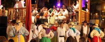 El festival de música y bailes canarios se desarrolló en la plaza de Los Llanos (Foto Jesús Ruiz Mesa)