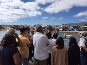 El grupo, a su llegada a las playas de Clavellinas y Salinetas (Foto TA)