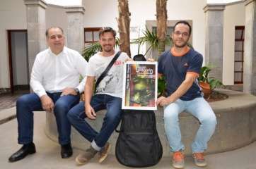 El alcalde Juan Martel (i) con los cantautores Tony González y Juan Andrés Benítez (Foto TA)