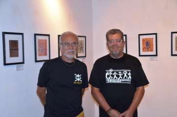 Dos de los tres artistas que exponen en la muestra que se exhibe en la ermita de San Pedro Mártir (Foto TA)