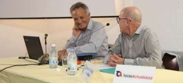 Luis Balbuena (i) y Arístides Ramírez, anoche en el Círculo Cultural de Telde (Foto TA)