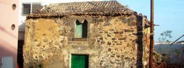 Vivienda del siglo XVIII de Arauz con un arco gótico geminado en su portada (Foto tA)