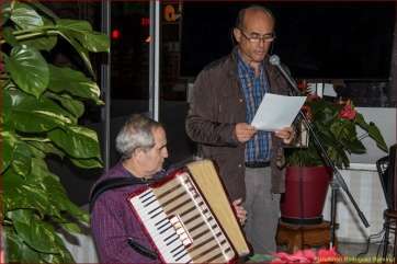 El poeta Julio Pérez y Jesús Ruiz con el acordeón, en el momento del acto del pasado viernes (Foto Ildefonso Rodríguez)