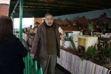 Imagen de archivo de el belenista José Sánchez delante de su obra (Foto Jesús Ruiz Mesa)