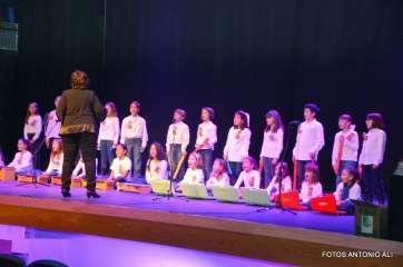 Alumnos de Lenguaje Musical durante el espectáculo de esta noche en el Teatro de Telde (Foto Antonio Alí)