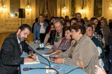 El autor de origen teldense firma un ejemplar de su última novela después de su presentación (Foto José Fco. Fernández Belda)