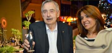 La alcaldesa y el belenista, que porta una figura suya elaborada en 3D por una empresa pionera de Telde (Foto Antonio Alí)