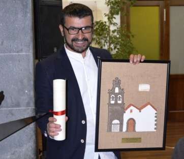 Un miembro de Tyldet con el premio de Arnao de este año (Foto Antonio Alí)