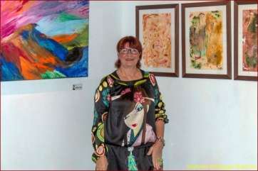 Makita, delante de varios de sus cuadros (Foto Ildefonso Rodríguez)