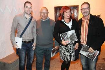 Asistentes al concierto de anoche con el bloc-agenda en sus manos (Foto Jesús Ruiz Mesa)
