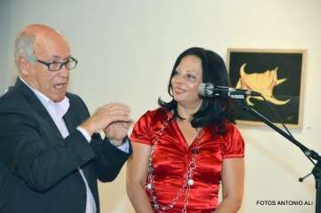 El pintor Luis Gerardo Cedrés explica su obra, esta noche en el acto inaugural de la muestra (Foto Antonio Alí)