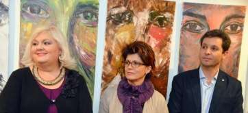 José Sosa, anoche en el acto inaugural de su muestra, junto a dos mujeres (Foto Antonio Alí)