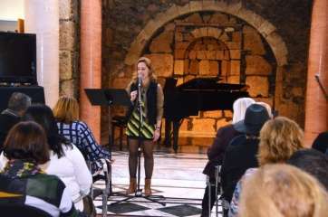 Momento del acto de esta noche en la Biblioteca Pública de Arnao (Foto Antonio Alí)