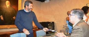 José Luis González, de pie, charla con el director de la Casa-Museo León y Castillo, Antonio María González (Foto TA)