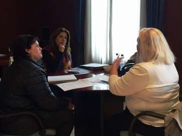 Reunión de la poetisa Mari Carmen Ramos con la alcaldesa y la concejala de Turismo (Foto TA)