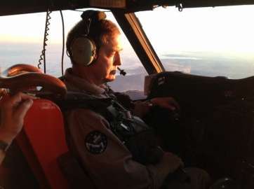 Jorge Clavero, a los mandos de un P-3 Orion durante una misión de patrulla marítima sobre la costa de Somalia (Foto TA)