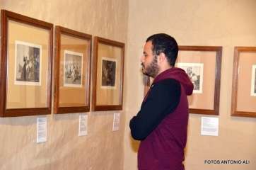 Un joven contempla varias de las obras expuestas (Foto Antonio Alí)