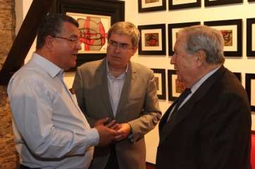 Sergio Gil (izda) charla con el alcalde de San Bartolomé (c) y el diputado del Común (d) (Foto TA)