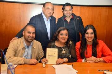 Olga Chulani con toda su familia, este jueves en la presentación de su primer poemario en la capital grancanaria (Foto Antonio Alí)