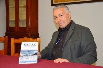 José Manuel Espiño Meilán, posando con su novela (Foto TA)