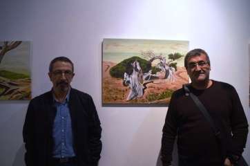 Pedro Bethencourt (i) y Orlando Hernández, director de la Escuela de Luján Pérez, junto a dos obras de la muestra (Foto TA)