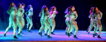 Uno de los grupos de danza que participó anoche en el espectáculo (Foto Antonio Alí)