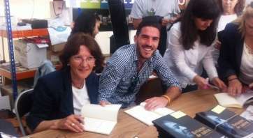 La familia del desaparecido reportero firmó ejemplares del libro Retazos de zafra (Foto TA)