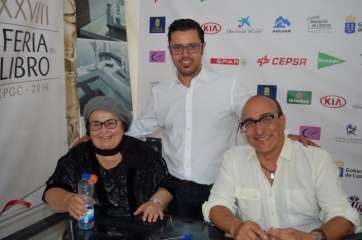 Los dos autores del libro, este domingo en la Feria del Libro de la capital grancanaria (Foto José Martín Feo)