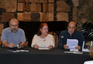 Imagen de la presentación de la novela, esta tarde en la biblioteca de Arnao (Foto TA)