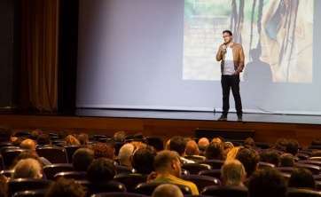 Ravelo, disertando sobre su película (Foto TA)
