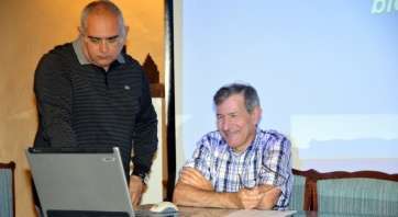 Pedro Quintana (d) con el también historiador Juan Ismael Santana, minutos antes de la ponencia (Foto TA)