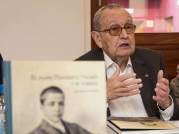 Julio Sánchez, con su libro (Foto TA)