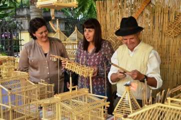 Minerva Alonso, consejera insular, en el centro de la imagen durante una visita a una muestra artesanal en Telde (Foto TA)
