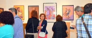 El público contempla las obras de El yelmo embrujado tras la inauguración de la muestra (Foto Antonio Alí)