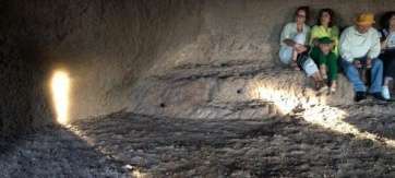 Varias personas en el interior de Cuatro Puertas en una de las visitas guiadas (Foto TA)