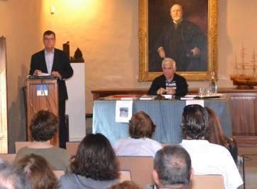El cronista Antonio María González Padrón (i) y el investigador Luis Francisco Pulido (d), esta noche durante la presentación de Agáldar (Foto TA)