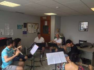 El grupo ensayando la actuación de esta noche (Foto TA)