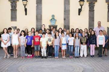 Foto de familia del coro infantil Derque (Foto TA)