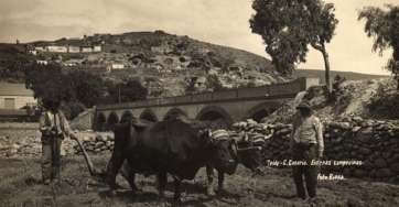 Imagen histórica del Puente de los Siete Ojos a finales de la década de los 20 (Foto Fedac)