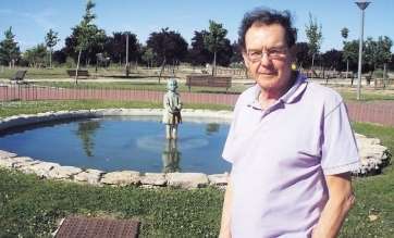 Luis Arencibia Betancor junto a una de sus obras en Leganés, donde tiene fijada su residencia habitual (Foto TA)