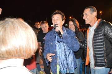 El cantante, en uno de sus paseos entre el público (Foto TA)