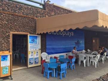 La concejala de Cultura, Marta Hernández, hoy en la Biblioplaya (Foto TA)