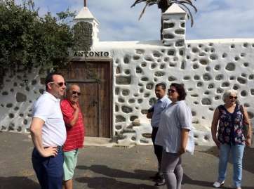 Imagen de la visita de los concejales Celeste López y Eloy Santana a la ermita junto a miembros de Tyldet (Foto TA)