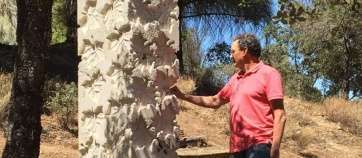 El autor, junto a su obra (Foto TA)